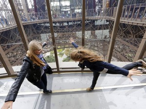 Turistas caminham no novo piso de vidro da Torre Eiffel, em Paris (Foto: Jacky Naegelen/Reuters)