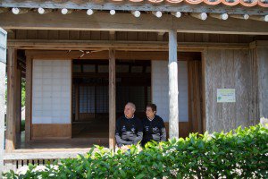Vilfredo e Helosa Schurmann conhecem casa tradicional japonesa em Okinawa