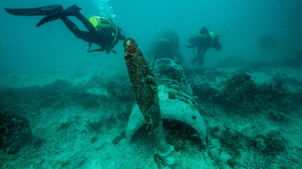 Mergulho na histria de Papua Nova Guin. A Famlia Schurmann mergulhou a mais de 40 metros para explorar o naufrgio de um avio japons da 2 Guerra Mundial