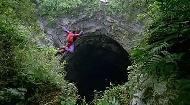 Homem salta de base jumping na caverna das Andorinhas, no México (Foto: Visit Mexico/Divulgação)