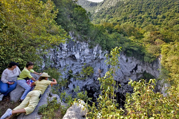 Turistas observam abertura da caverna (Foto: Visit Mexico/Divulgação)