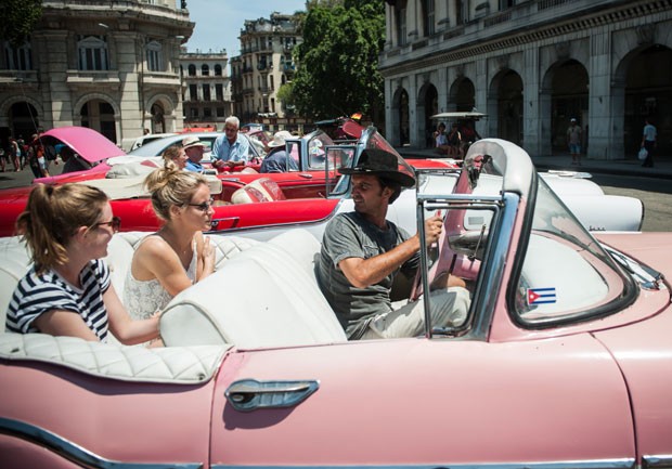 Turistas dos EUA em um carro antigo em Havana (Foto: Yamil Lage/AFP)