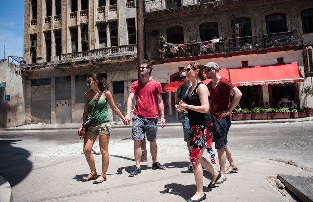 Turistas passeiam por Havana (Foto: Yamil Lage/AFP)