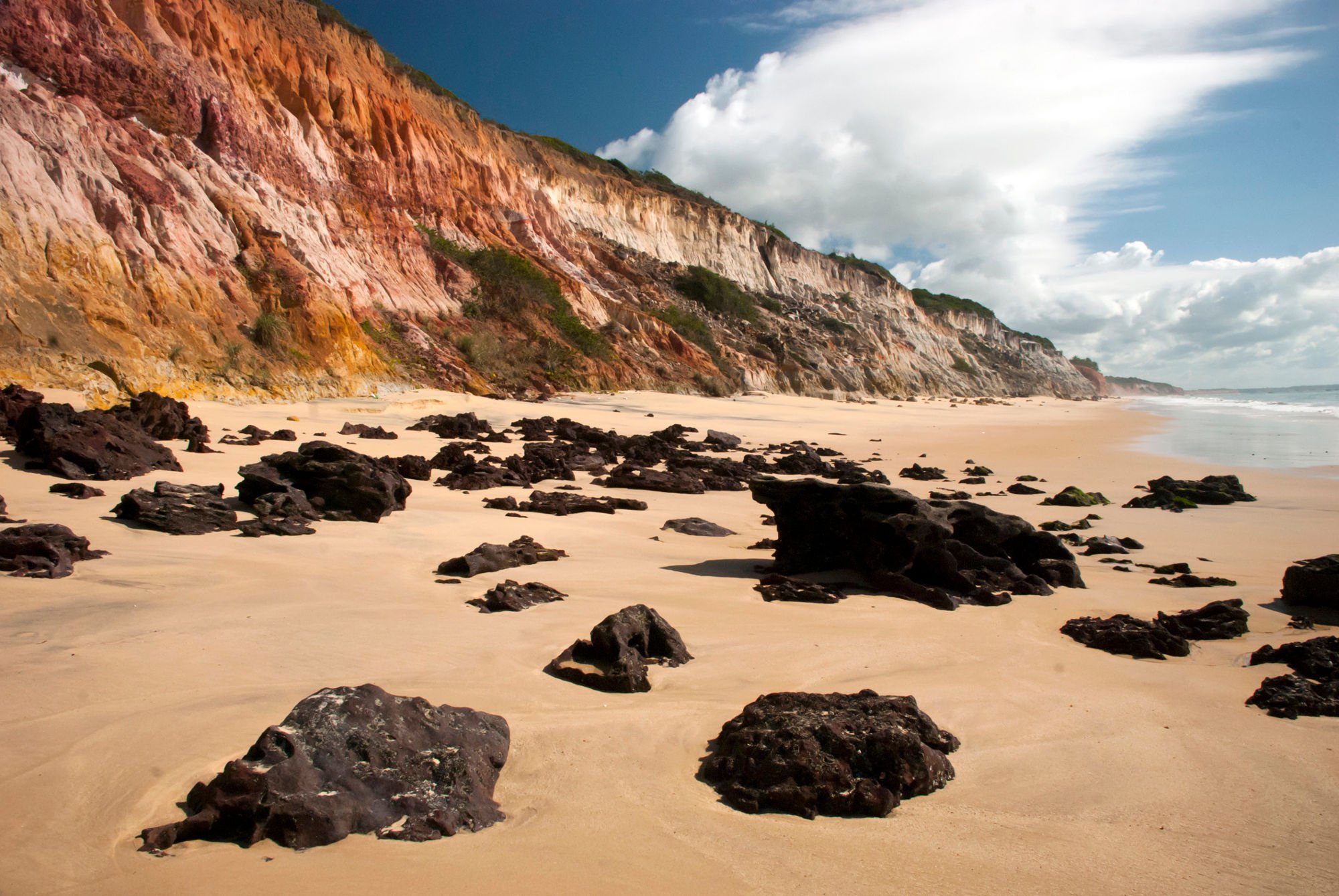 JAPARA MIRIM (BA): Essa tranquila e deserta praia de falsias fica a 8 km de Cumuruxatiba, no sul da Bahia (foto: Joo Ramos/Bahiatursa)