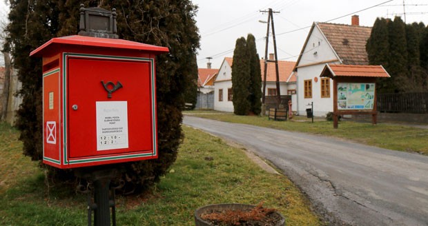 A cidade de Megyer, na Hungria, pode ser alugada completa por turistas (Foto: Ronald Zak/AP)