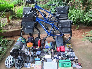 Com a bicicleta, cada um carrega cerca de 50kg em equipamentos (Foto: Arquivo pessoal)