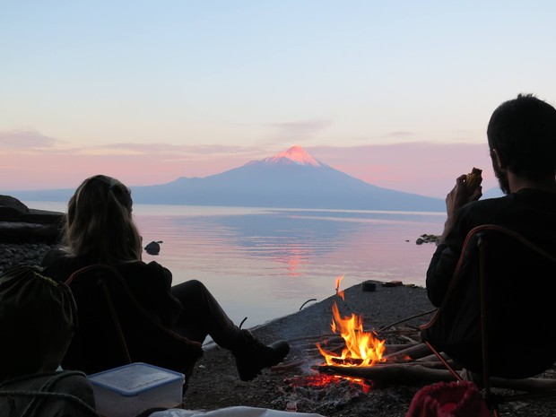 O casal acampa no Lago Llanquihue e tem vista privilegiada do Vulcão Osorno, no Chile (Foto: Arquivo pessoal/Divulgação)