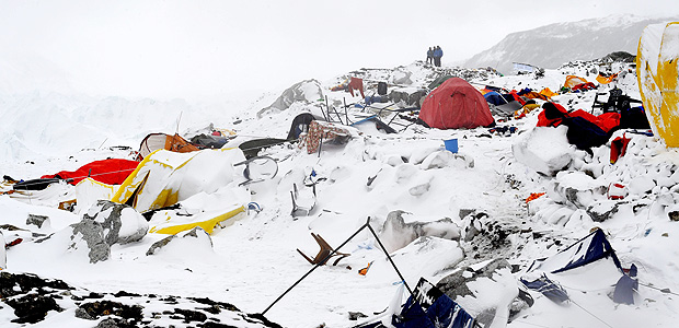 Acampamento no Everest devastado por uma avalanche provacada por terremoto