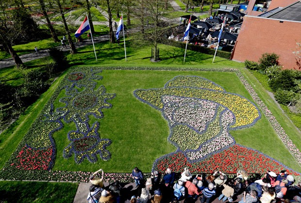 Turistas admiram o mosaico de tulipas (Foto: Keukenhof/Divulgação)