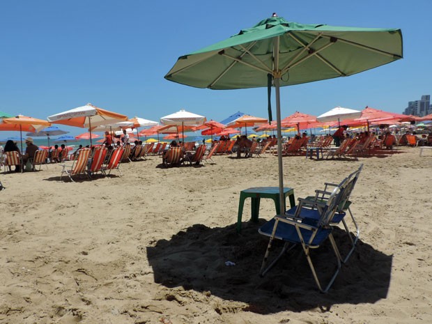Mesmo com banho proibido, praia de Boa Viagem atrai milhares de pernambucanos e turistas. Cadeiras de praia estão à disposição em toda a orla (Foto: Marina Barbosa / G1)