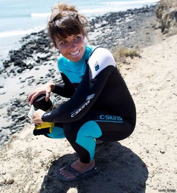  Na verdade, eu aproveitava. Logo investi em um equipamento mais profissional e, ao invés de estar surfando o tempo todo, gostava de estar na água e fazer fotos dos surfistas, mas de um ângulo diferente. (Foto: Lucia Griggi/BBC)