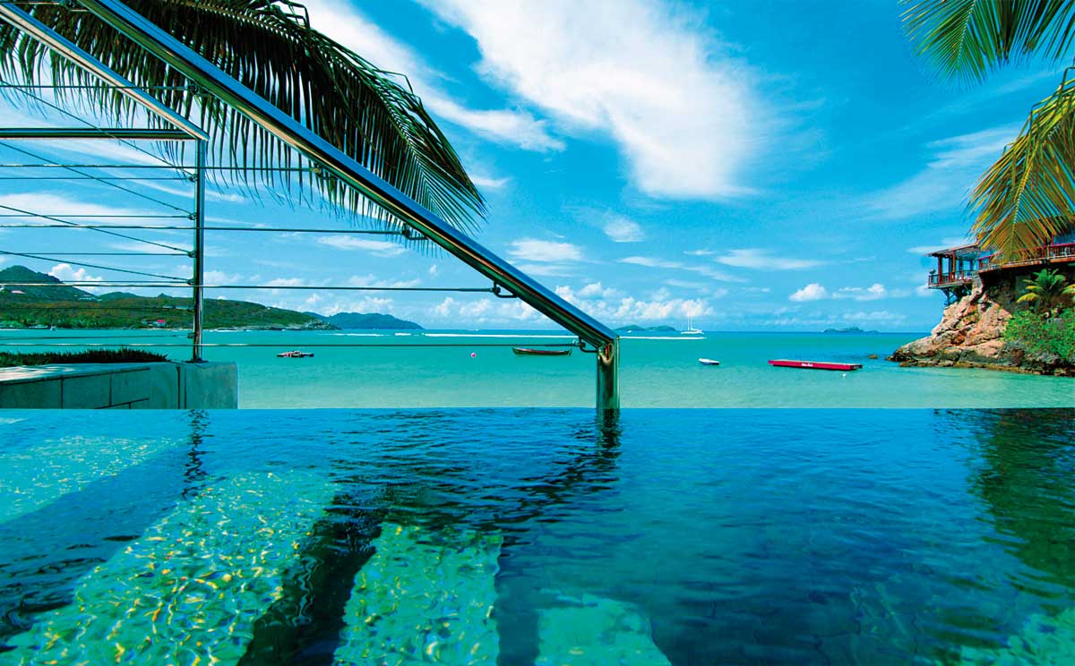 Depois de fazer compras sem impostos na cidade de Gustavia, a pedida  ir  praia em um dos hotis de luxo com vista para o mar do Caribe