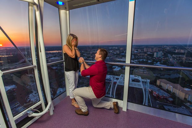 Stephen Marshall pede a mão da namorada, Audrey VanScoter, em casamento (Foto: The Orlando Eye/Divulgação)