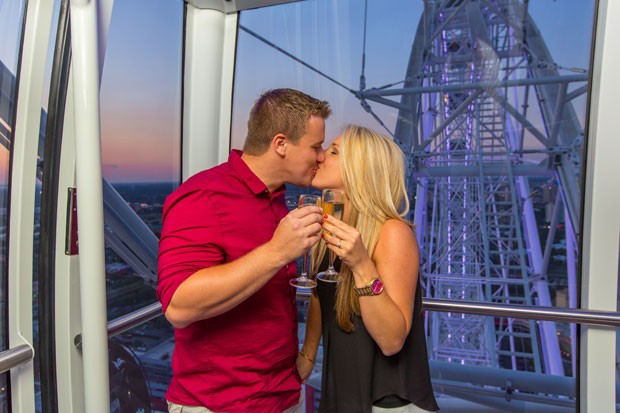 Stephen Marshall e Audrey VanScoter comemoram o noivado com champanhe (Foto: The Orlando Eye/Divulgação)