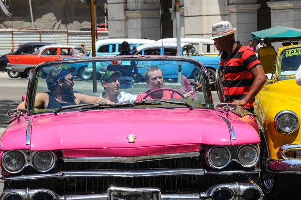 Turistas americanos em um carro antigo de Havana (Foto: Yamil Lage/AFP)