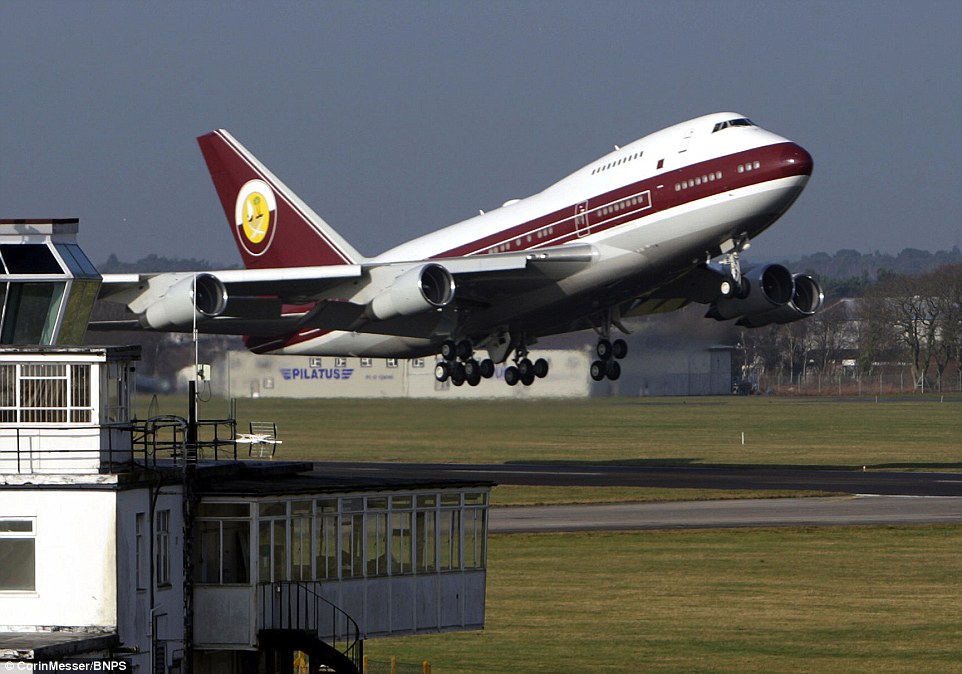O Boeing 747 foi adquirido em 1995 pela famlia real e passou por uma modernizao