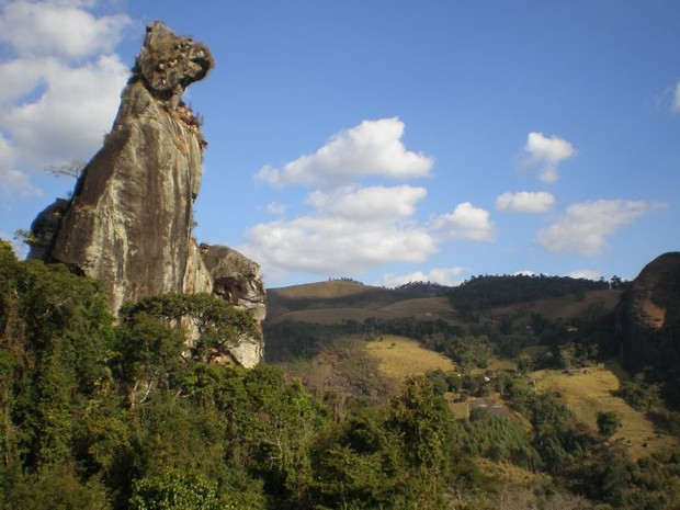 A pedra do Cão Sentado é o principal cartão postal de Nova Friburgo e atrai turistas de toda região (Foto: Viagens Mil/Divulgação)