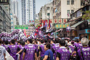 Milhares de pessoas vo as ruas para ver o desfile de drages e celebrar a festa de Tin Hau