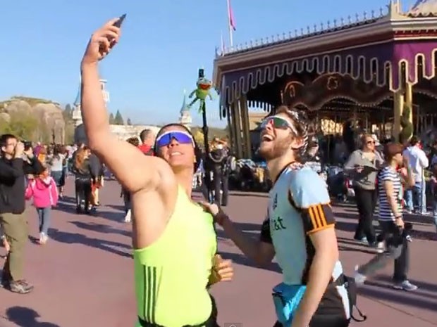 Os humoristas do grupo 'The Florida Men' tiram selfies ao imitar brasileiros na Disney (Foto: Reprodução/Youtube/TheFloridaMen)