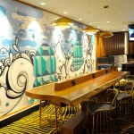 Plaza Premium Lounge  bem decorado e utiliza materiais de alta qualidade