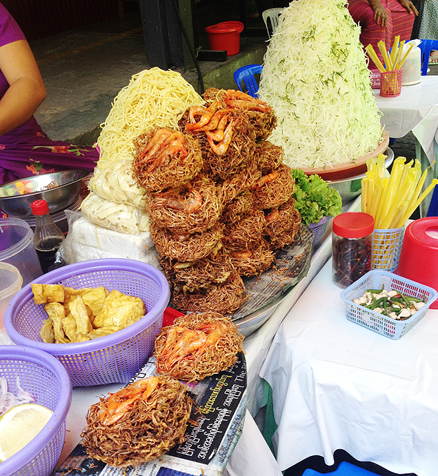 Brotos de feijo e camares fritos que so servidos como salada nas ruas de Yangun