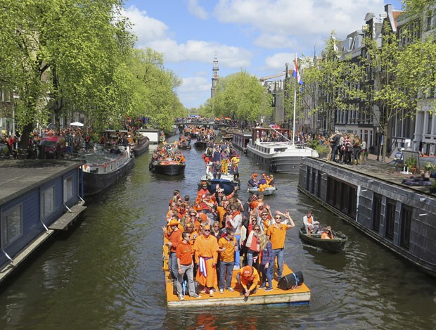 Barco durante celebração do Dia do Rei em Amsterdã, em 2015 (Foto: Margriet Faber/AP)