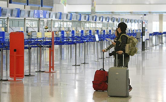 Turistas checam horrios de voos no aeroporto de Atenas