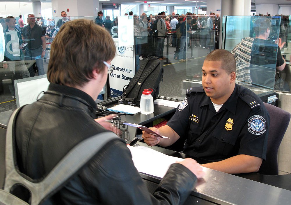 Turista passa pelo controle de imigrao no aeroporto internacional da Filadlfia (EUA)