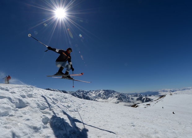 Esquiador na estação de Oukaimeden, no Marrocos (Foto: Fadel Senna/AFP)