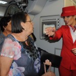 Isadora Caldas orienta os passageiros do voo inaugural