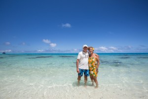 O casal Vilfredo e Helosa Schurmann celebram um ano da Expedio Oriente em Bora Bora