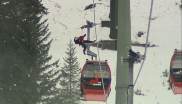 Cerca de 200 turistas foram resgatados de um teleférico quebrado em uma estação de esqui no norte da Itália. (Foto: BBC)