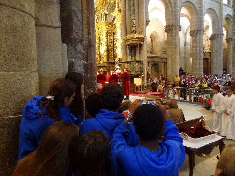A catedral de Santiago de Compostela mantm uma tradio muito antiga e conhecida dos peregrinos --o Botafumeiro