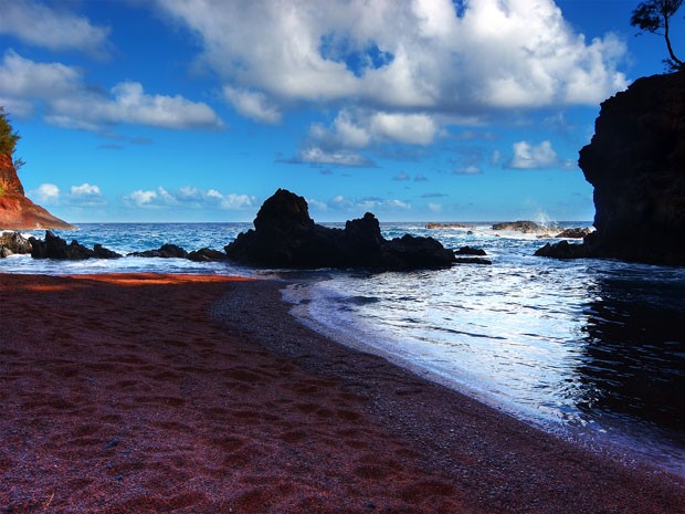 A praia de Kaihalulu Bay, em Hana, no Havaí, tem areia vermelha; roupas são opcionais (Foto: Paul blca/Creative Commons)