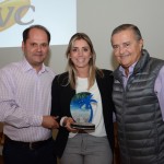 Paula Rorato recebe o prêmio pela da CVC, vencedora da categoria Operadoras
