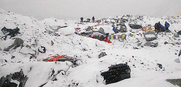Foto mostra os resultados da avalanche no monte Everest depois de terremoto no Nepal