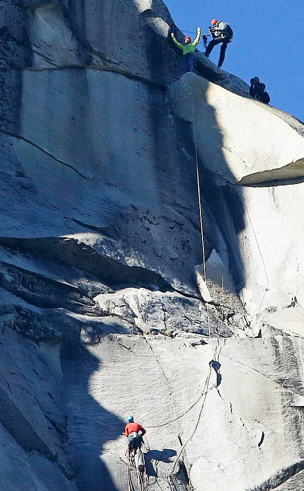Tommy Caldwell (no topo) comemora chegada ao cume do El Capitan enquanto Kevin Jorgeson se aproximava de terminar a escalada (Foto: Ben Margot/AP Photo)