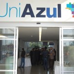 Executivos reunidos no lobby de entrada da UniAzul, em Capinas