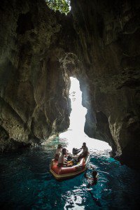 Famlia Schurmann explora as cavernas do conjunto de ilhas de Vava'u, em Tonga