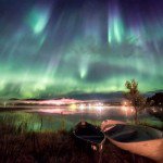 Kayaks de Marcus KiiliA aurora tambm aparece sobre o Lago kslompolo, na Finlndia