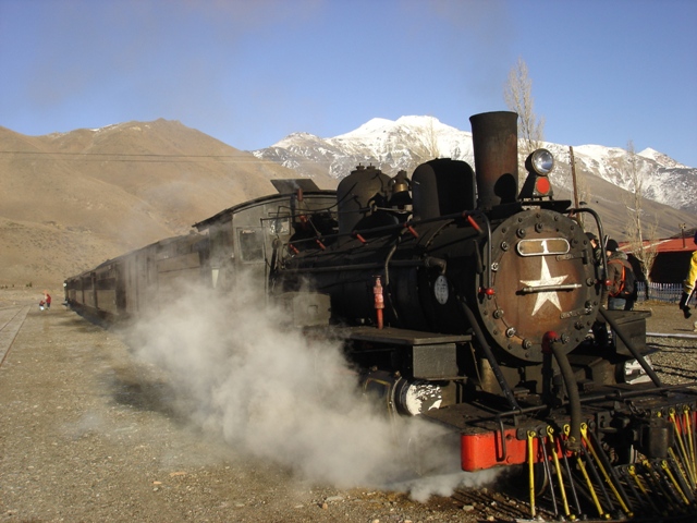 Trem turstico argentino La Trochita completa 70 anos