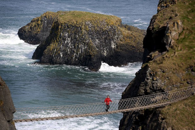 Ponte suspensa é uma das maiores atrações da região na Irlanda do Norte (Foto: Cathal McNaughton/Reuters)