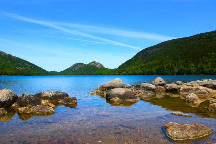 Vista do Eagle Lake, no Acadia National Park, localizado na ilha de Mount Desert, no Maine