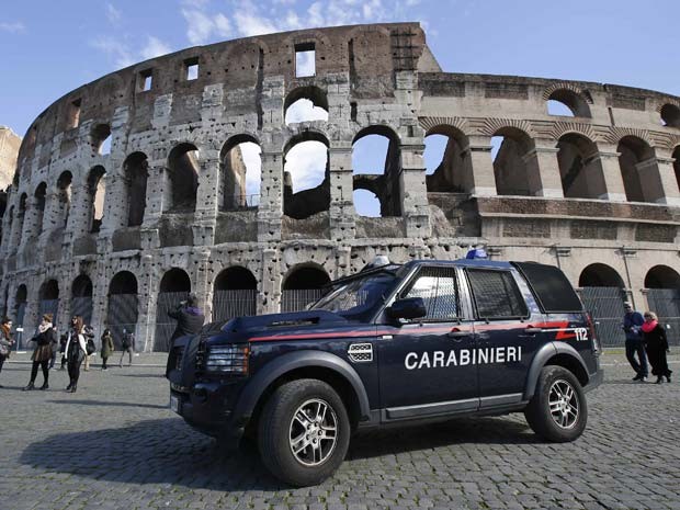 Policiais patrulham a região do Coliseu em Roma, na Itália (Foto: REUTERS/Max Rossi)