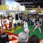 Capoeira no estande do Brasil