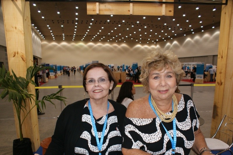 Cla Cortez e Esther Kestenbaum, gerentes de Promoes Nacionais da cidade do Rio de Janeiro no estande da cidade