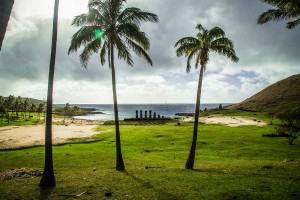 Veleiro Kat ancorado na paradisaca praia de Anakena, na Ilha de Pscoa