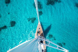 Veleiro Kat navega pelas guas cristalinas de Bora Bora, na Polinsia Francesa