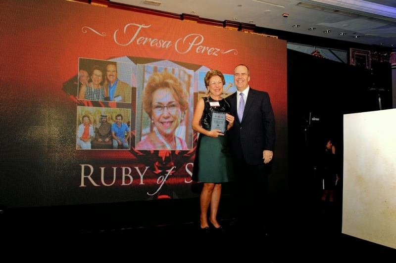 Teresa Perez ganha o prmio Ruby of Siam do Virtuoso