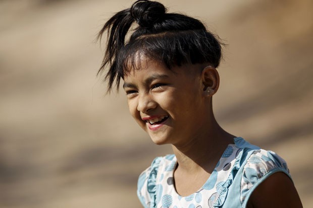 Menina usa corte de cabelo no estilo tradicional na vila de Sat Sat Yo, em Myanmar (Foto: Soe Zeya Tun/Reuters)
